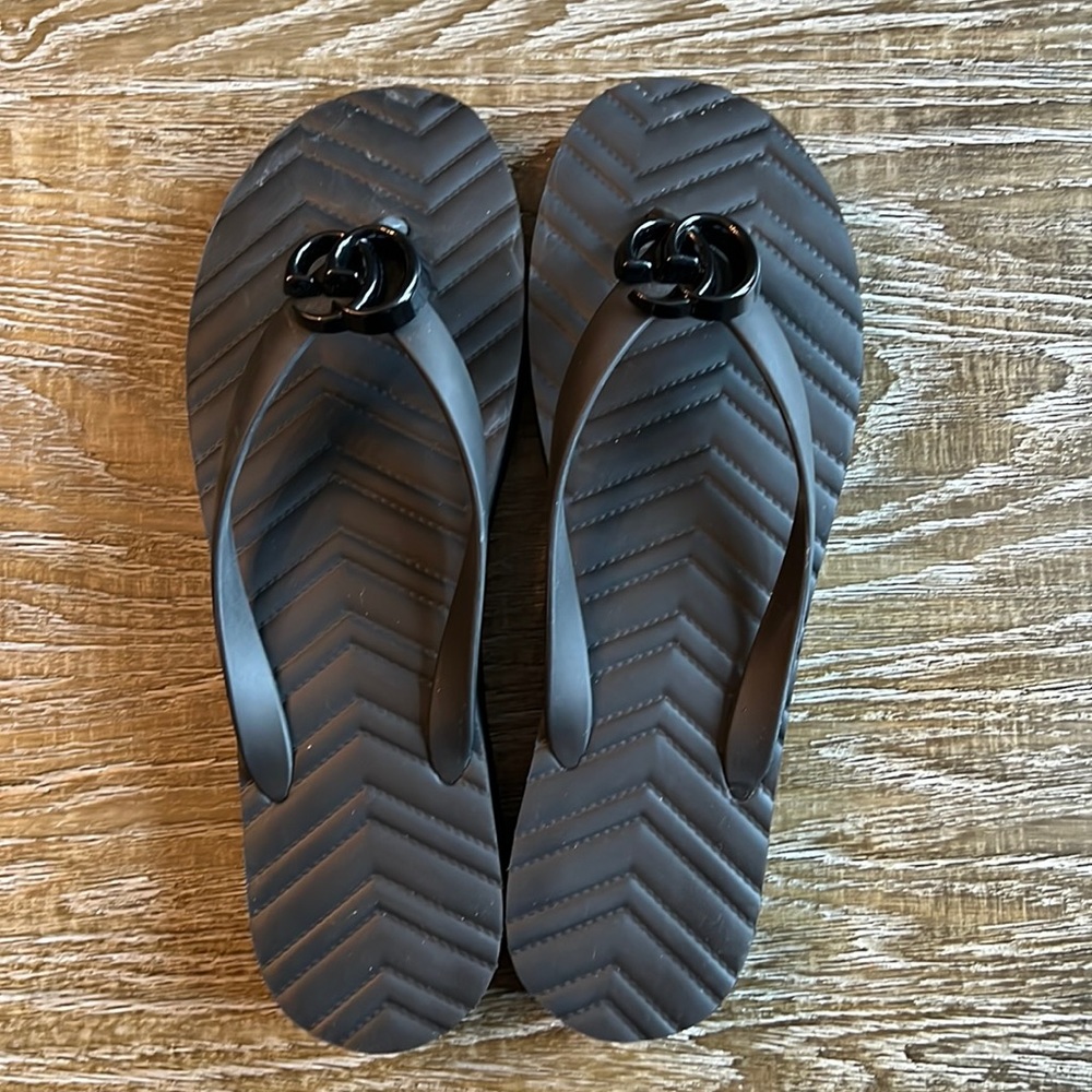 Gucci Women's chevron thong sandal